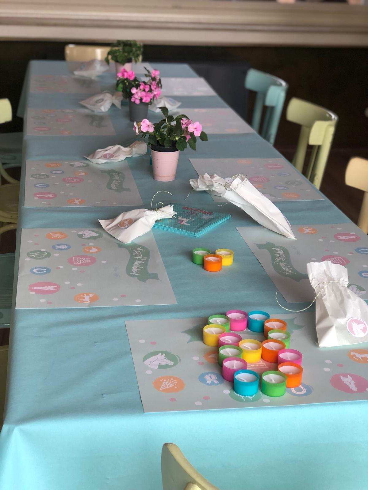 Kindergeburtstag feiern - Liebevoll gedeckter Tisch